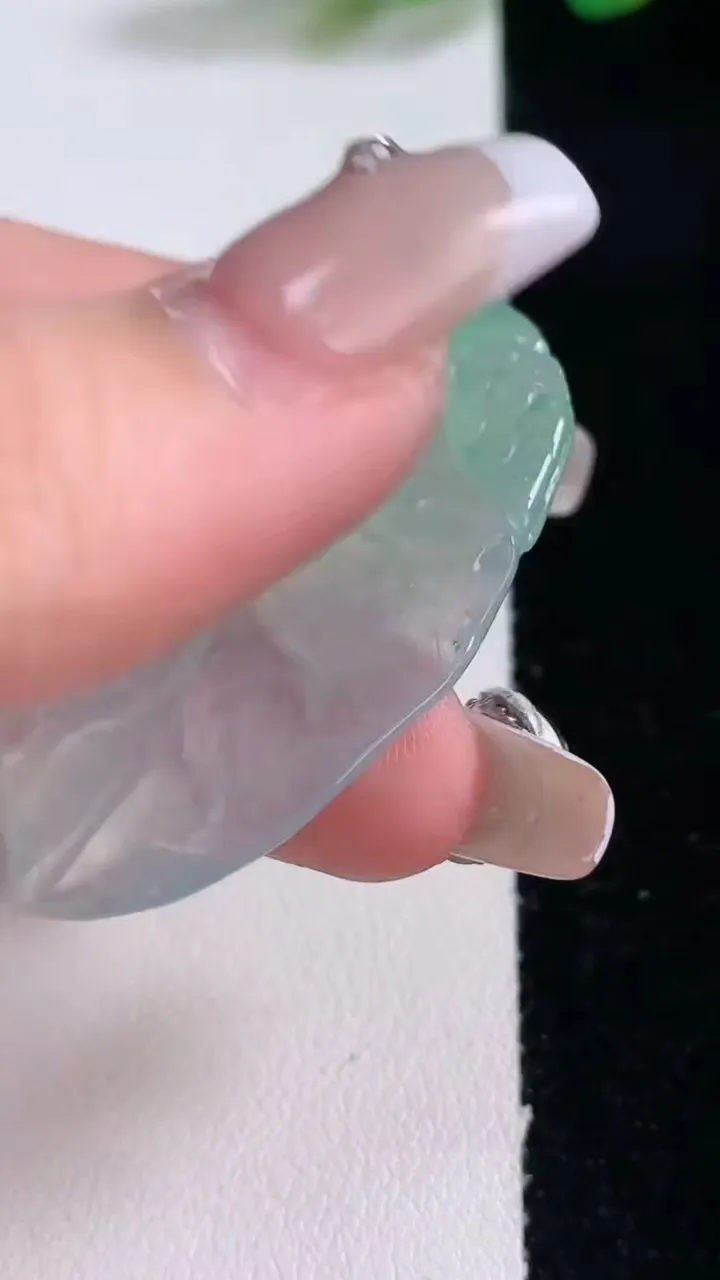 天然A货翡翠金枝玉叶 叶子吊坠，尺寸46-30.7-3.1，重量:8.97g
12月29日