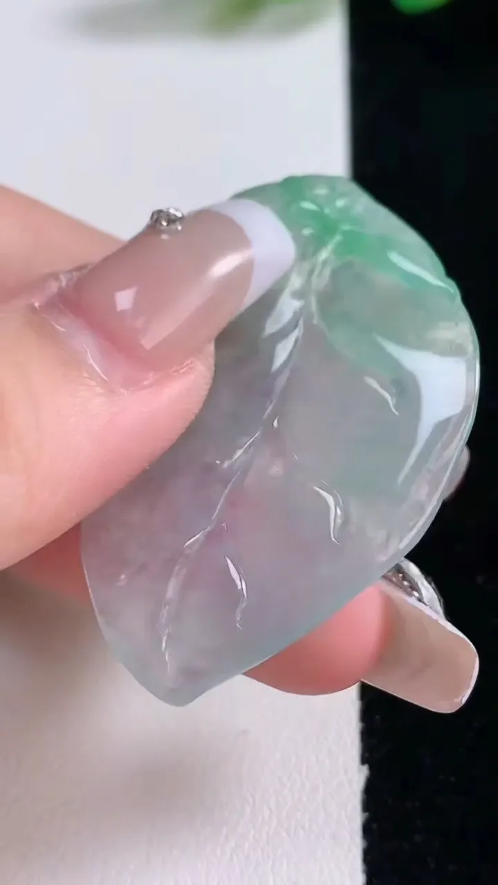 天然A货翡翠金枝玉叶 叶子吊坠，尺寸46-30.7-3.1，重量:8.97g
12月29日