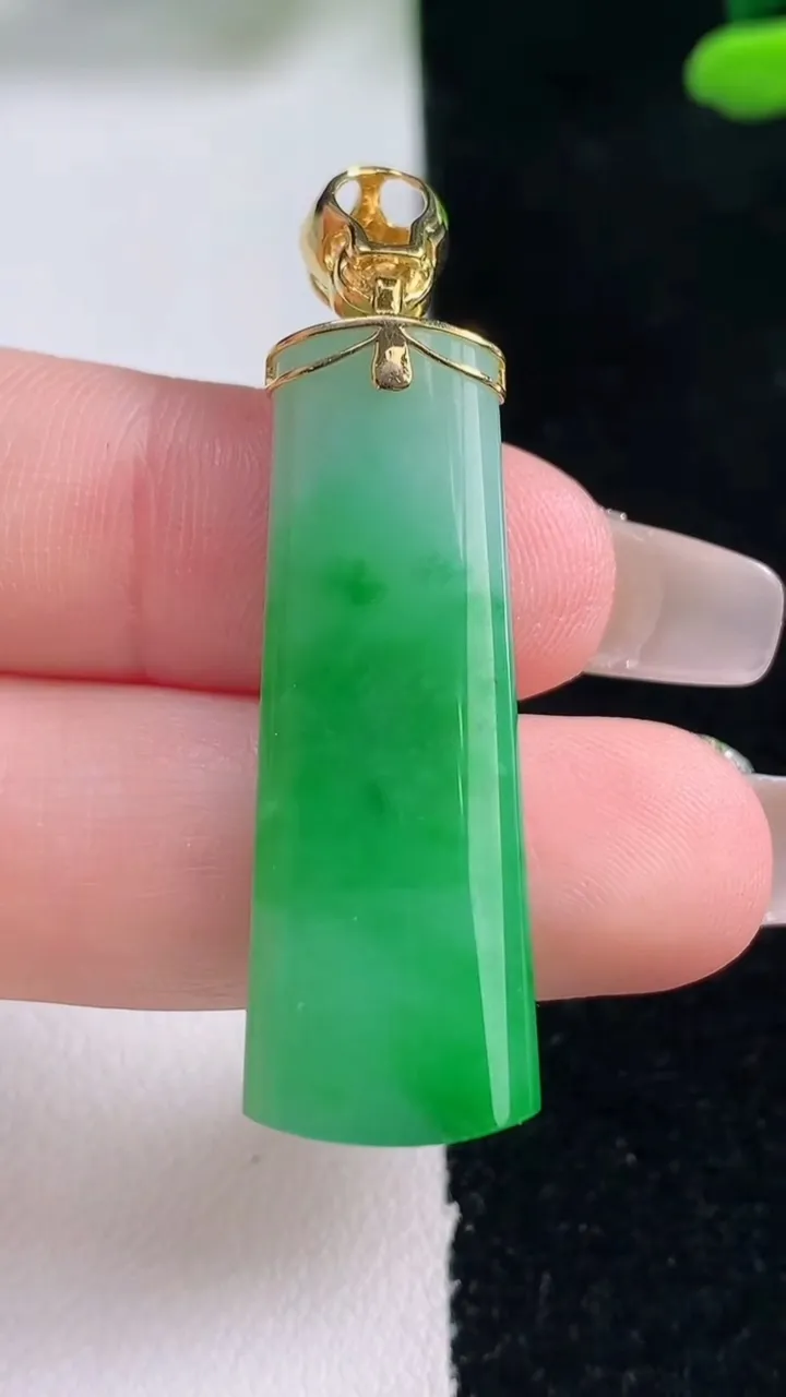天然A货翡翠无事牌吊坠，尺寸36.2-12.5-5.5，重量:7.63g
12月29日