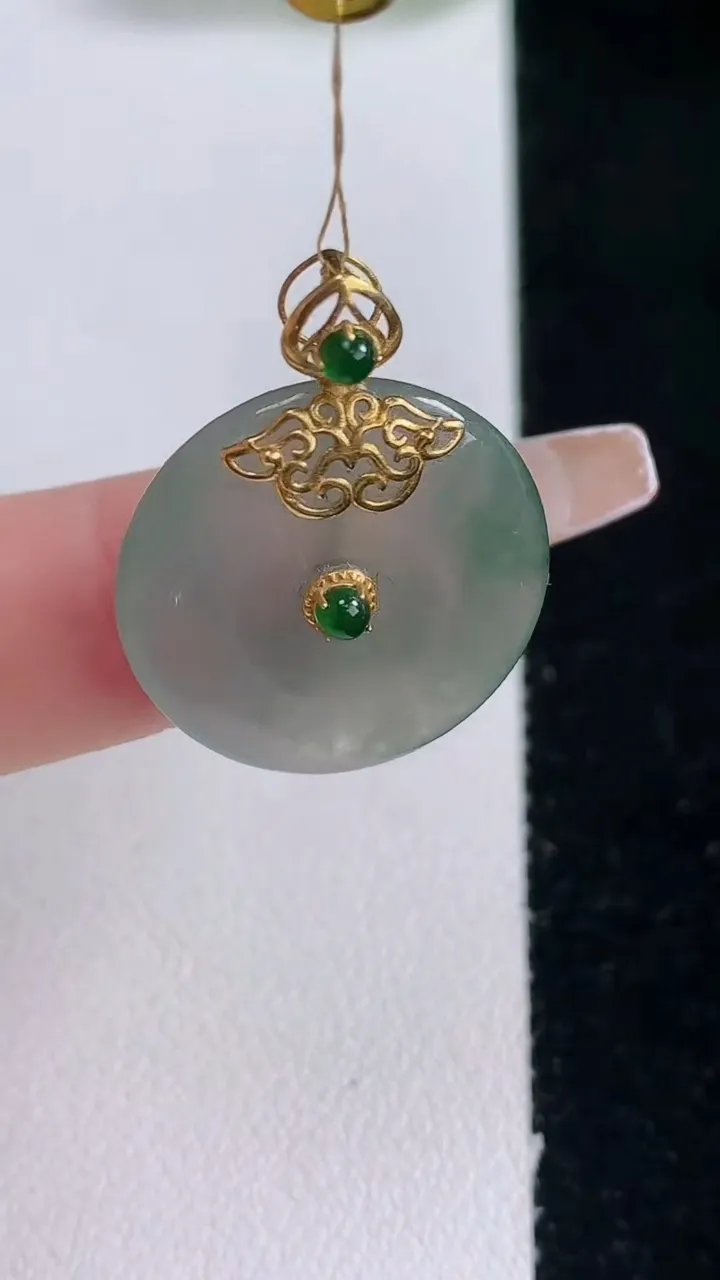 天然A货翡翠种飘花平安扣吊坠，尺寸20-4.3，重量:4.70g
12月29日