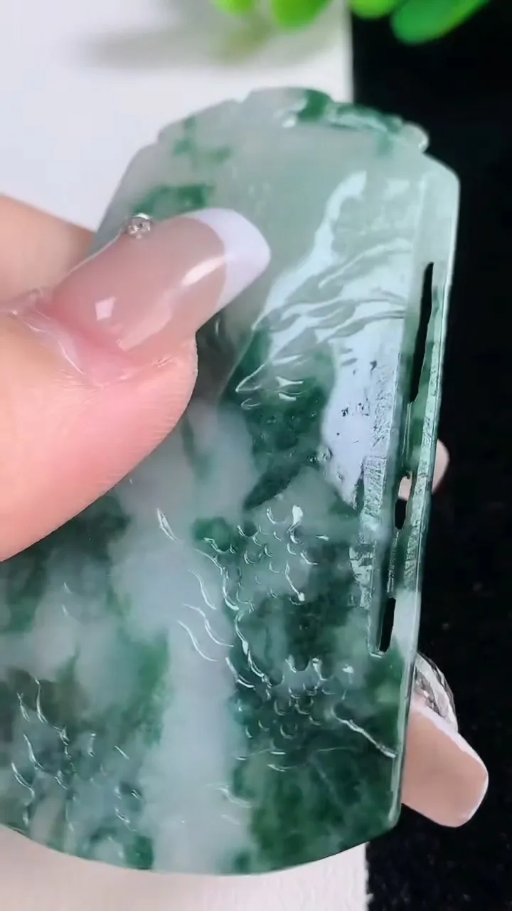 天然A货翡翠牌吊坠，尺寸67.7-39.8-5，重量:23.20g
12月29日