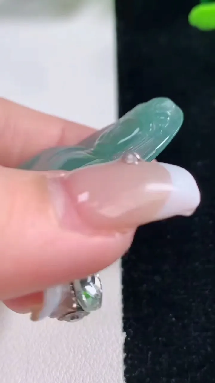 天然A货翡翠观音菩萨吊坠，尺寸54.8-37.5-4.5，重量:17.06g
12月29日