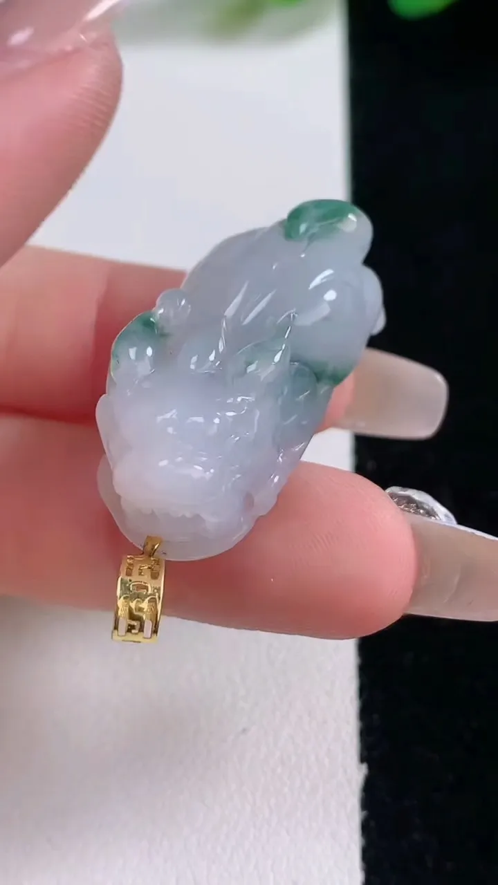 天然A货翡翠18K金飘花貔貅吊坠，尺寸31.4-14.6-11.9，重量:12.07g
12月29日