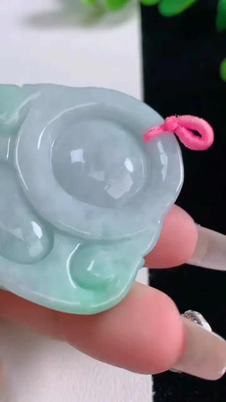 天然A货翡翠佛公吊坠，尺寸43.5-45.2-12.3，重量:37.69g
12月29日