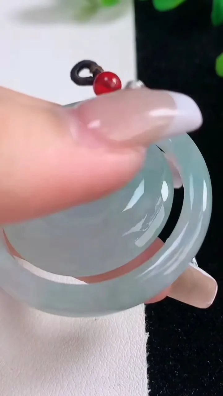 天然A货翡翠母子平安扣吊坠，尺寸45-6，重量:23.50g
12月29日