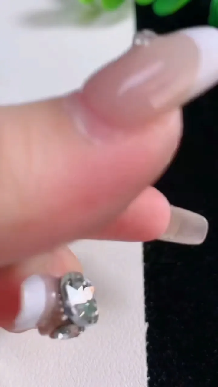 天然A货翡翠佛公吊坠，尺寸43.5-45.2-12.3，重量:37.69g
12月29日