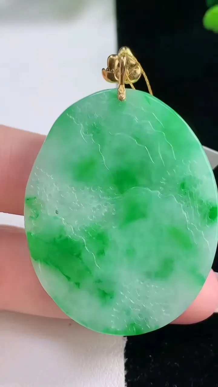 天然A货翡翠山水牌吊坠，尺寸43.3-34.2-5.8，重量:20.00g
12月29日