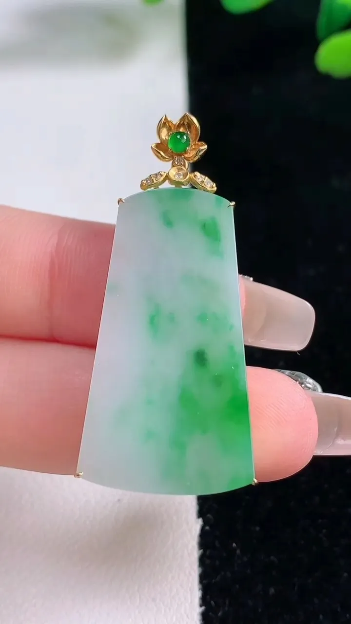 天然A货翡翠无事牌吊坠，尺寸33.3-19.3-4.4，重量:5.26g
12月29日