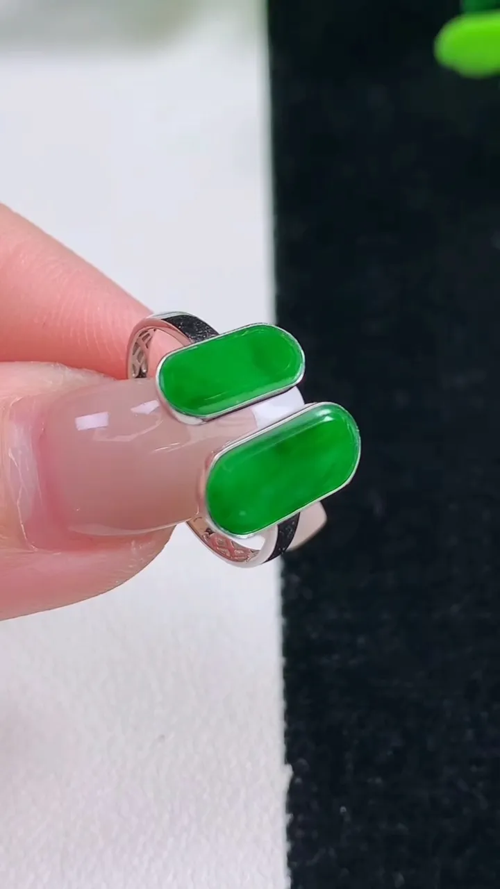 天然A货翡翠马鞍戒指，尺寸12-6.3-2.2，重量:2.23g2025年12月29日
工厂直销收藏佳品,种好水足，色泽均匀，有种有色，上手高大气！