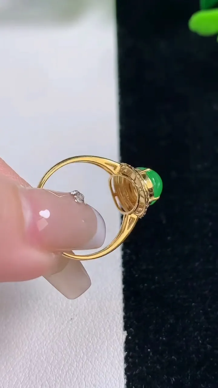 天然A货翡翠蛋面戒指，尺寸17.2-9.3-7.2-7.9，重量:2.48g2025年12月29日
工厂直销收藏佳品,种好水足，色泽均匀，有种有色，上手高大气！