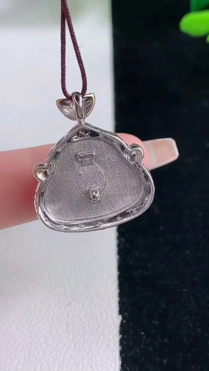 天然A货翡翠财神爷吊坠，尺寸23.3-20.5-7.3，裸石14.3-17.4重量:3.74g
12月29日