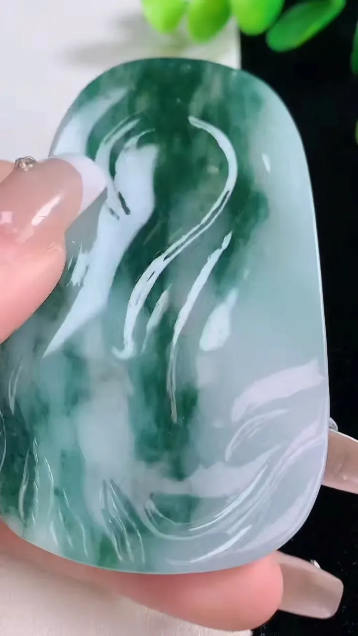 天然A货翡翠飘花佛头吊坠，尺寸72-42.7-5.1，重量:35.35g
12月29日