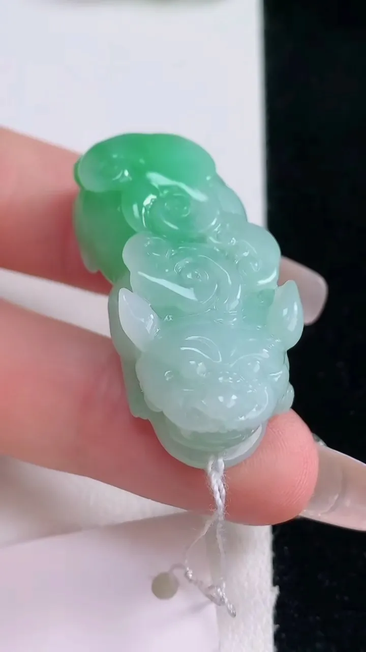 天然A货翡翠貔貅吊坠，尺寸37.8-18-12.4，重量:18.56g
12月29日