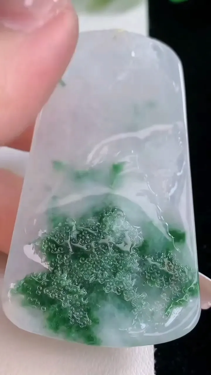 天然A货翡翠牌吊坠，尺寸65.3-36-5.3，重量:31.16g
12月29日