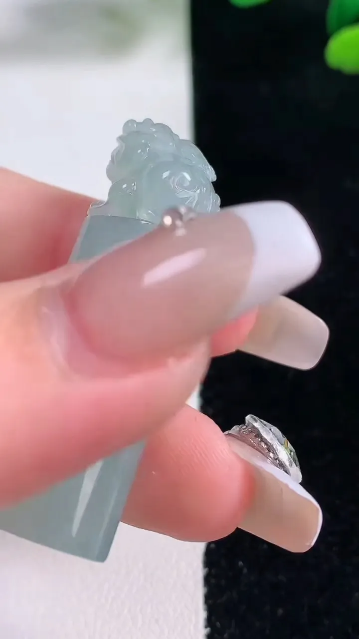 天然A货翡翠冰种飘花貔貅印章，尺寸44.3-13.8-11.2，重量:15.92g
12月29日