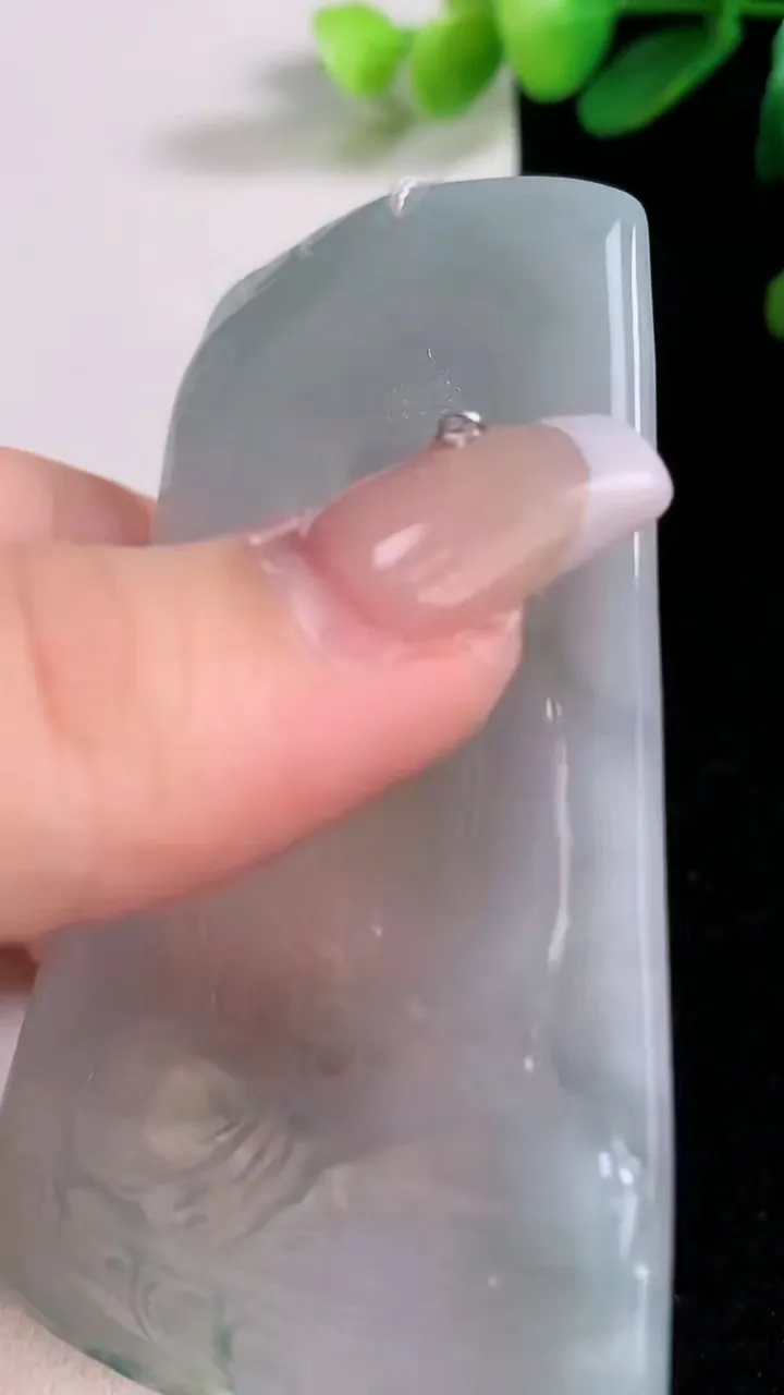 天然A货翡翠飘花阿弥陀佛吊坠，尺寸73.8-48.6-3.8，重量:33.63g
12月29日