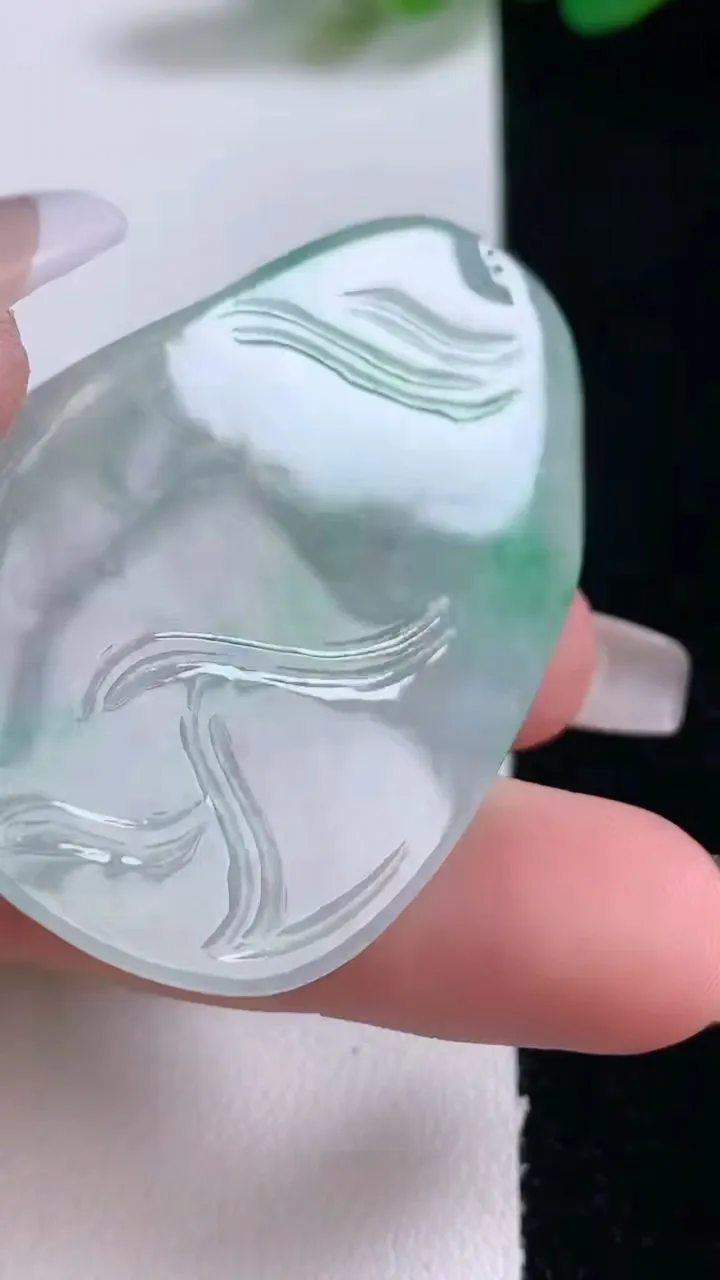 天然A货翡翠无相佛吊坠，尺寸50-33.4-3.3，重量:13.72g
12月29日