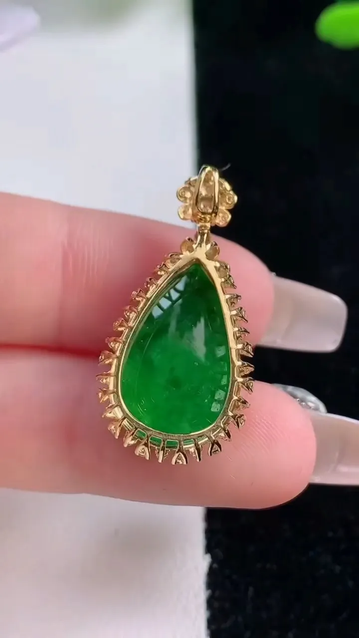 天然A货翡翠水滴吊坠，尺寸29.6-15.2-8.2，裸石18.8-12重量:3.61g
12月29日