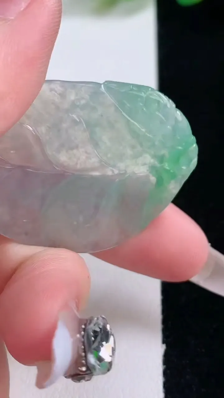 天然A货翡翠金枝玉叶 叶子吊坠，尺寸46-30.7-3.1，重量:8.97g
12月29日