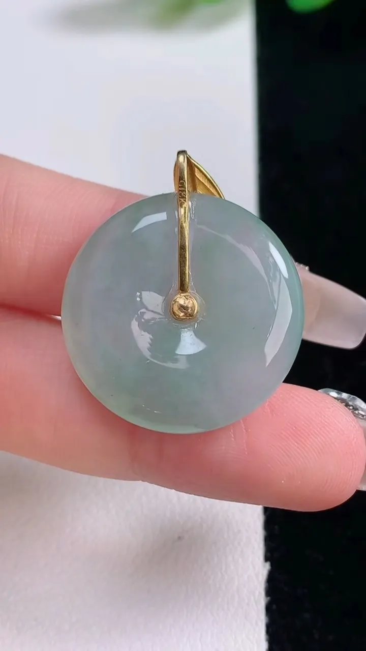 天然A货翡翠平安扣吊坠，尺寸25.2-5.4，重量:7.64g
12月29日