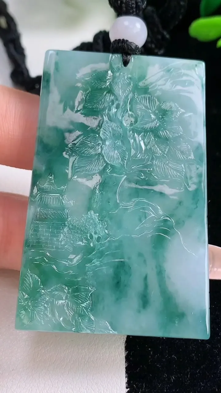 天然A货翡翠牌吊坠，尺寸56.8-36.2-6，重量:38.26g
12月29日