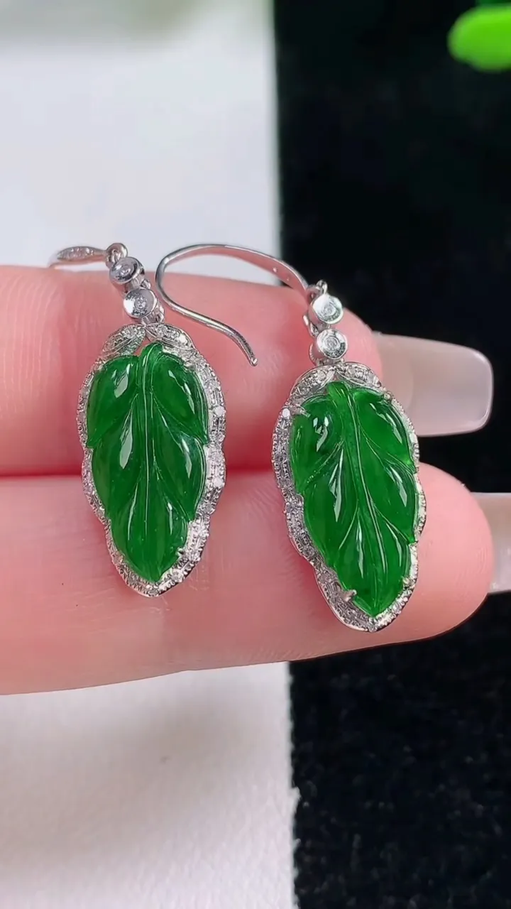 天然A货翡翠金枝玉叶 叶子耳坠，尺寸16-8.4-4.7，重量:3.58g
12月29日