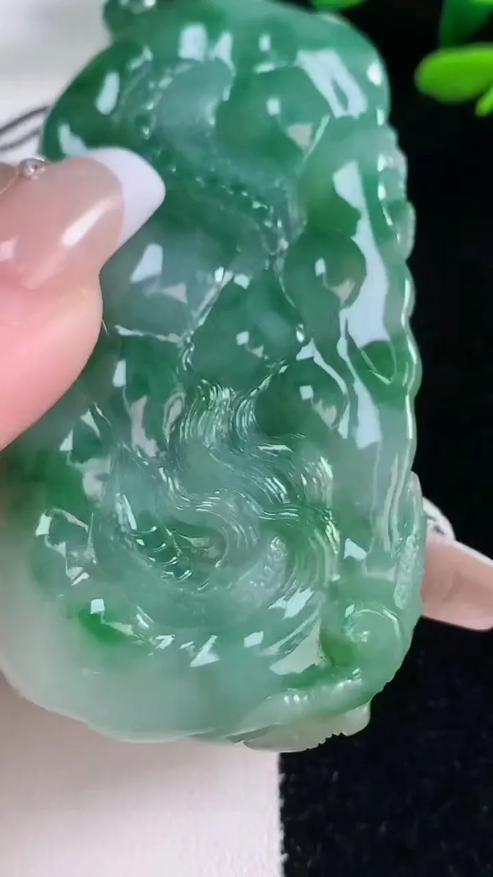 天然A货翡翠龙牌吊坠，尺寸706-33.6-11.6，重量:56.44g
12月29日