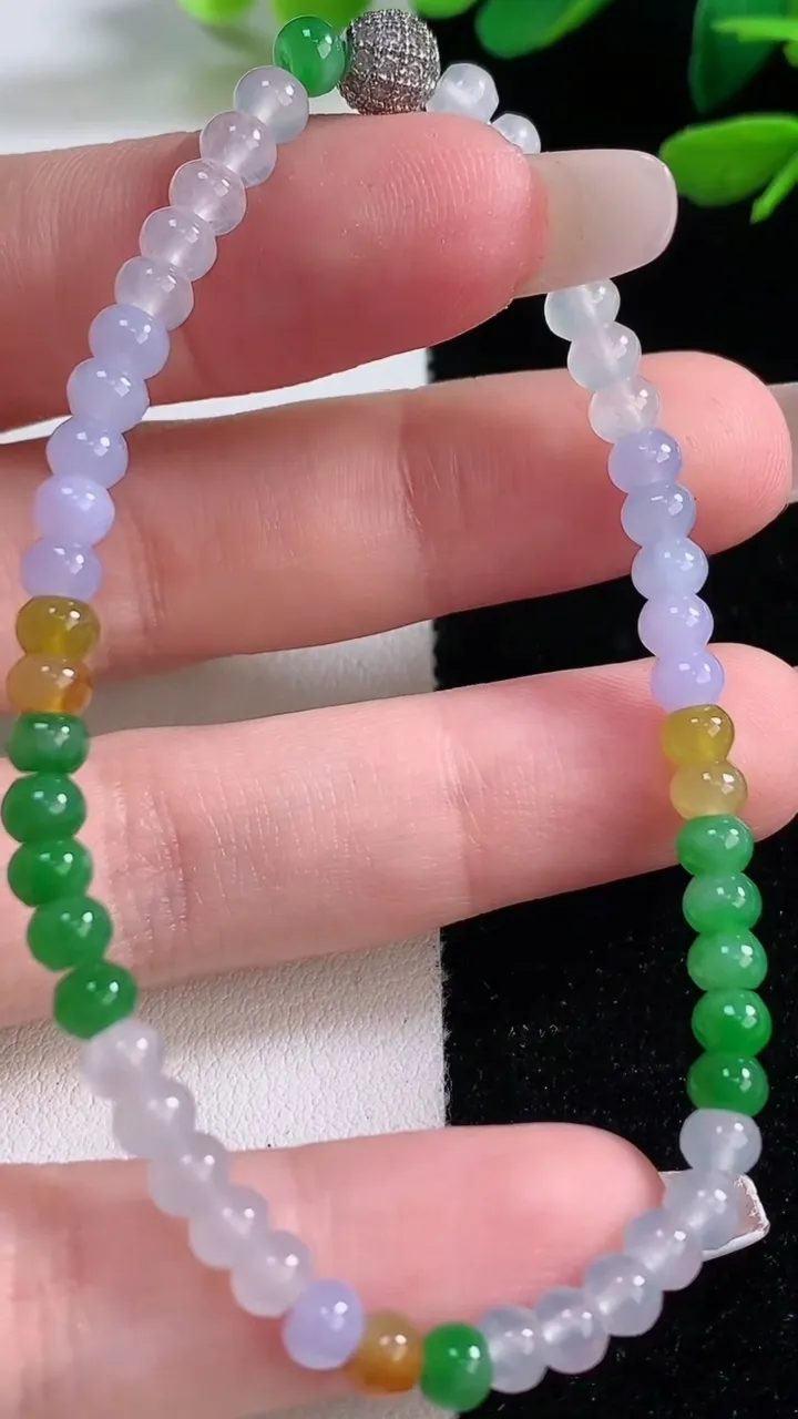 天然A货翡翠三彩算盘珠手串，尺寸4.4-51颗，重量:7.11g12月29日
工厂直销收藏佳品,种好水足，色泽均匀，有种有色，上手高大气！