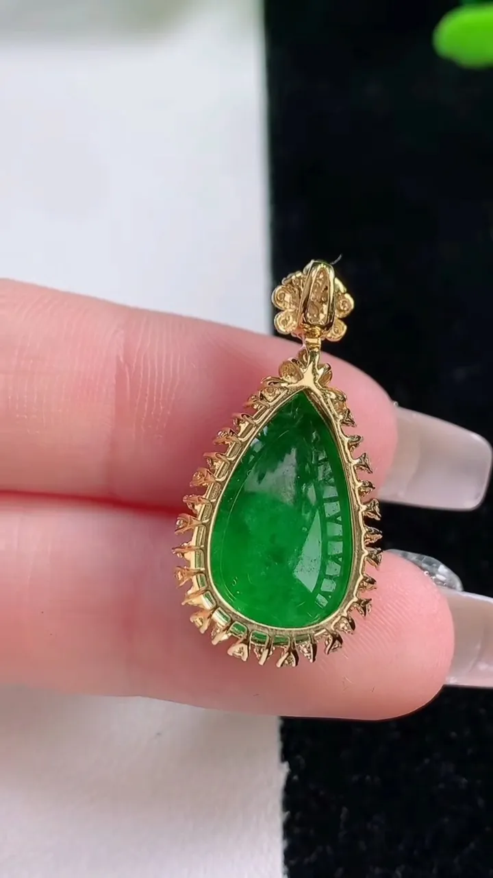 天然A货翡翠水滴吊坠，尺寸29.6-15.2-8.2，裸石18.8-12重量:3.61g
12月29日