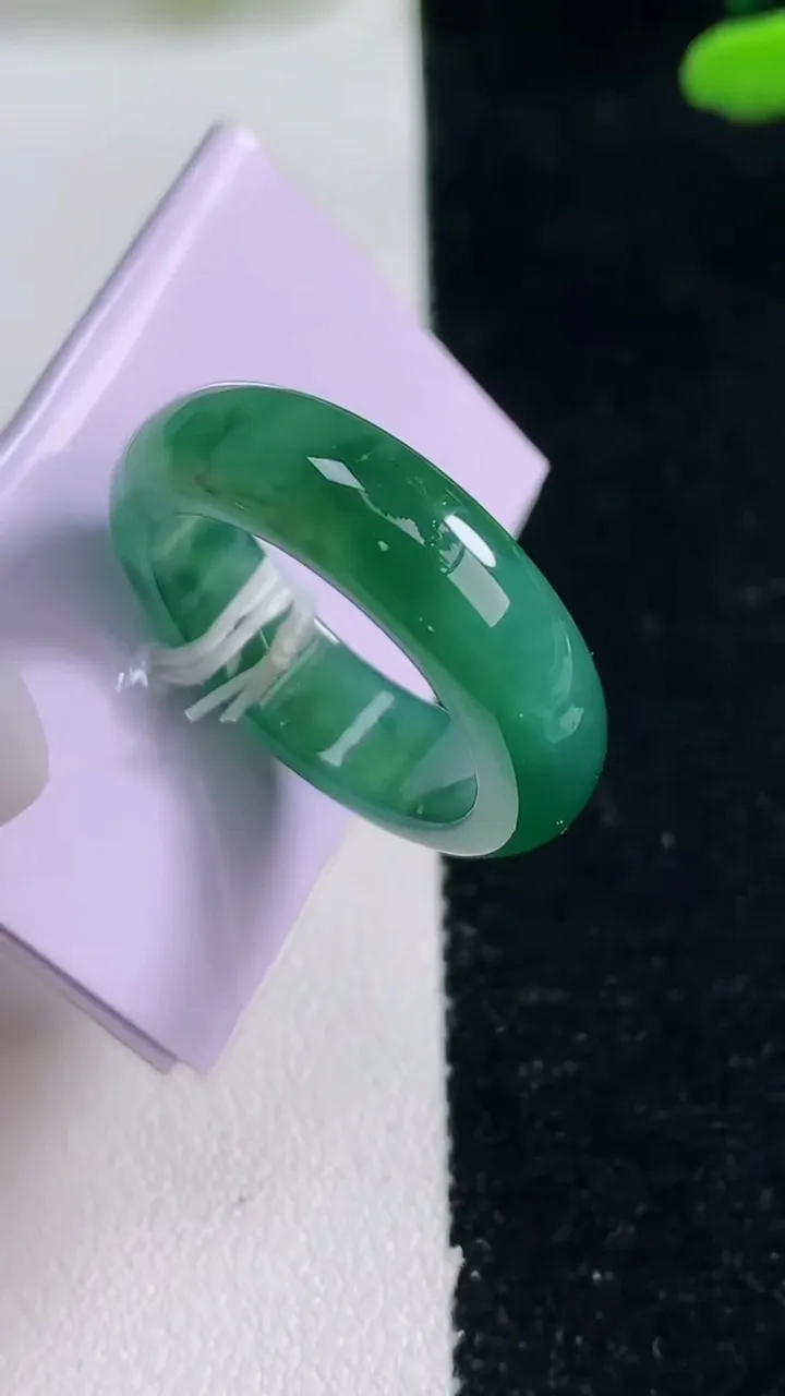 天然A货翡翠冰种飘花指环戒指，尺寸18.5-6-3.2，重量:6.15g2025年12月29日
工厂直销收藏佳品,种好水足，色泽均匀，有种有色，上手高大气！