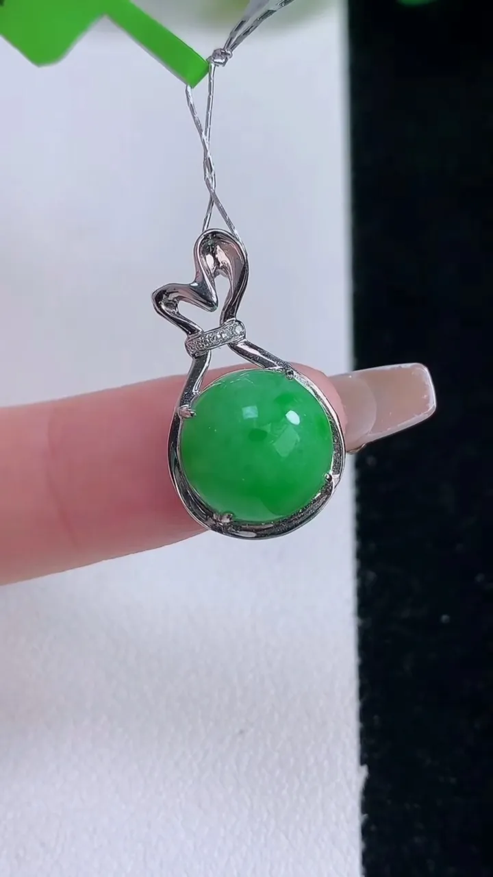 天然A货翡翠蛋面吊坠，尺寸21.8-13-7.6，裸石10.8重量:2.17g
12月29日