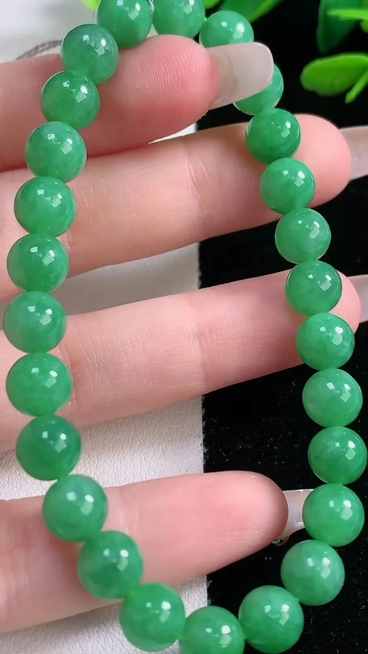 天然A货翡翠圆珠手串，尺寸7.3-26颗，重量:18.73g12月29日
工厂直销收藏佳品,种好水足，色泽均匀，有种有色，上手高大气！