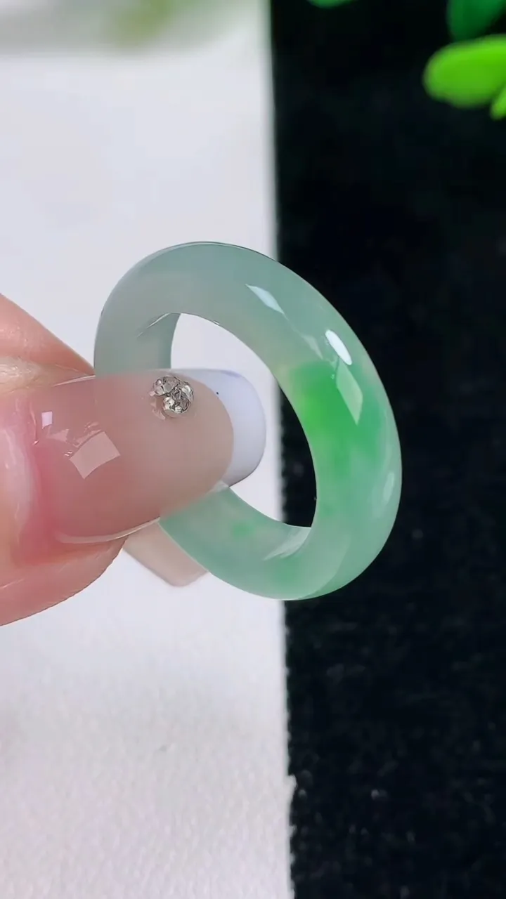 天然A货翡翠指环戒指，尺寸18-5.2-3.4，重量:4.10g2025年12月29日
工厂直销收藏佳品,种好水足，色泽均匀，有种有色，上手高大气！