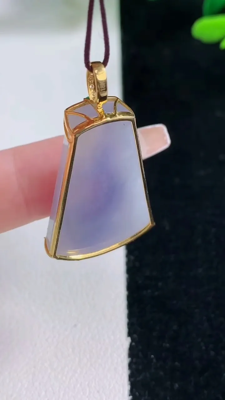 天然A货翡翠18K金紫罗兰无事牌吊坠，尺寸30-19.8-4.7，重量:5.92g
12月29日