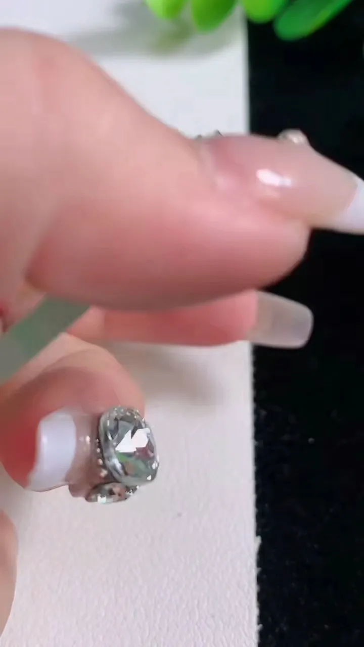 天然A货翡翠无事牌吊坠，尺寸44.2-3.7，重量:18.28g
12月29日