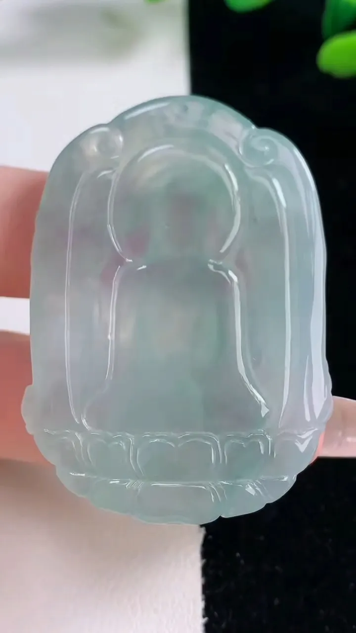 天然A货翡翠大日如来吊坠，尺寸49.5-34.2-5.2，重量:19.74g
12月29日