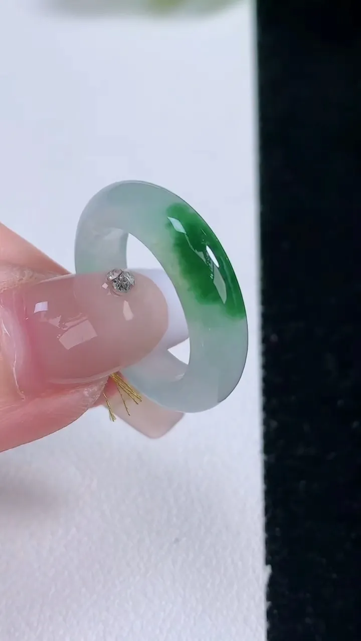 天然A货翡翠指环戒指，尺寸16.4-5.2-3.9，重量:3.81g2025年12月29日
工厂直销