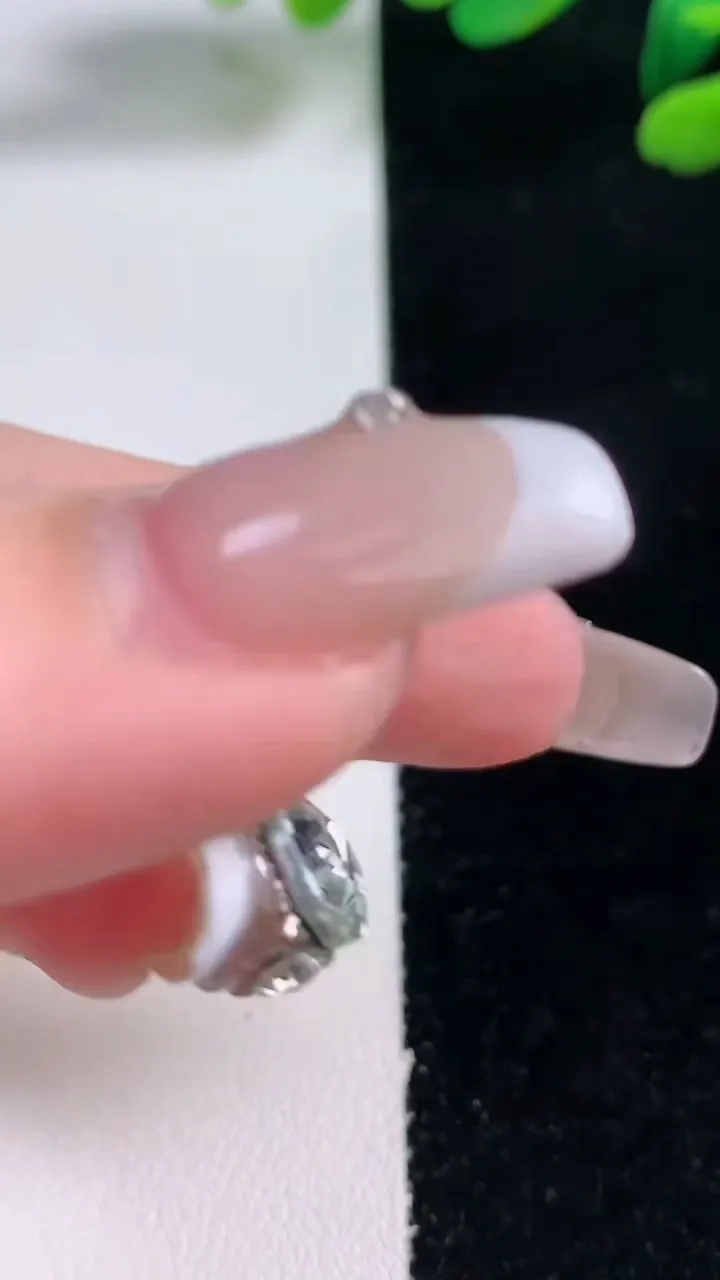 天然A货翡翠无事牌吊坠，尺寸26-2.5，重量:5.60g
12月29日