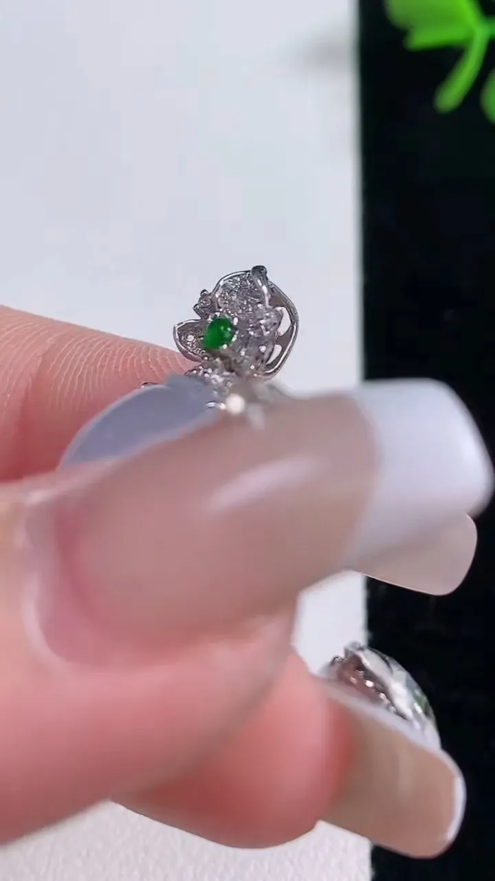 天然A货翡翠18K金紫罗兰葫芦吊坠，尺寸30.8-22.3-16-10，重量:7.18g
12月30