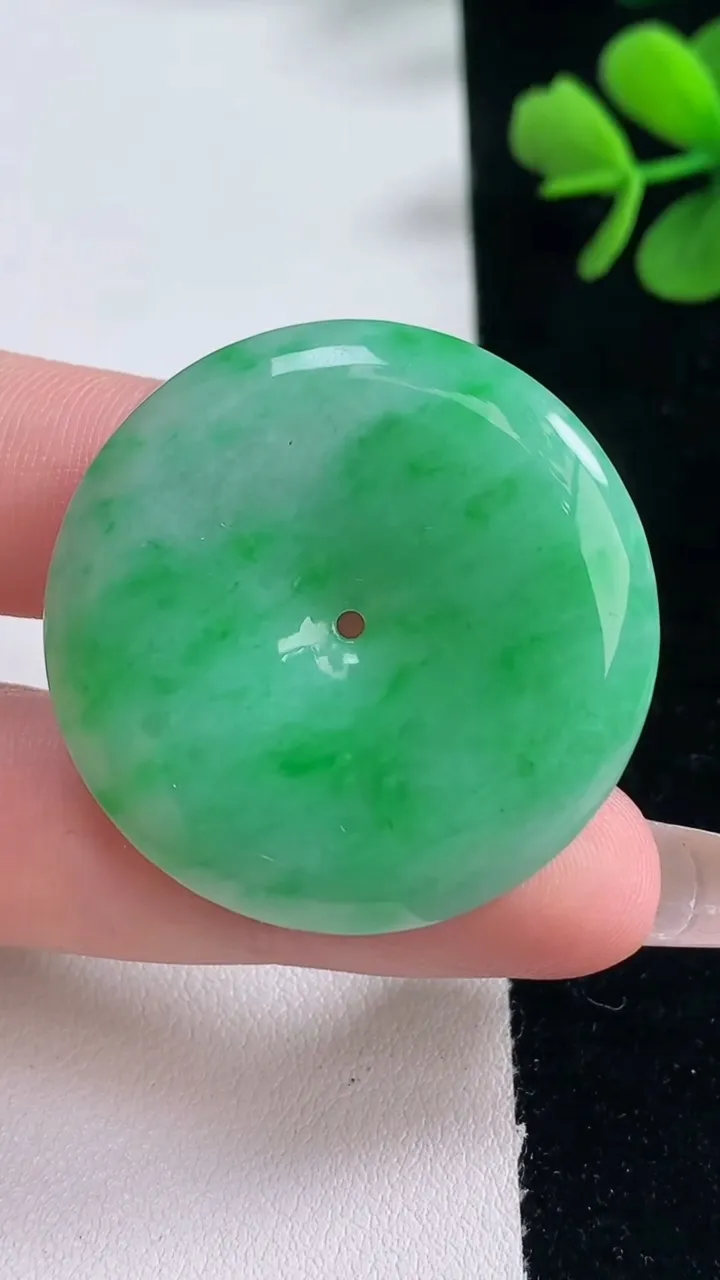 天然A货翡翠平安扣吊坠，尺寸35.3-5.7，重量:15.38g
12月30日