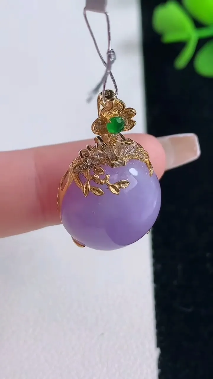 天然A货翡翠18K金紫罗兰蛋面吊坠，尺寸27-16.7-16.3-9.4，重量:5.46g
12月30日