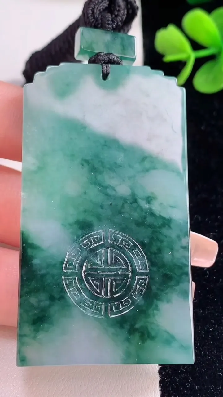 天然A货翡翠种飘花仿古无事牌吊坠，尺寸61.2-33.8-6.4，重量:47.98g
12月30日