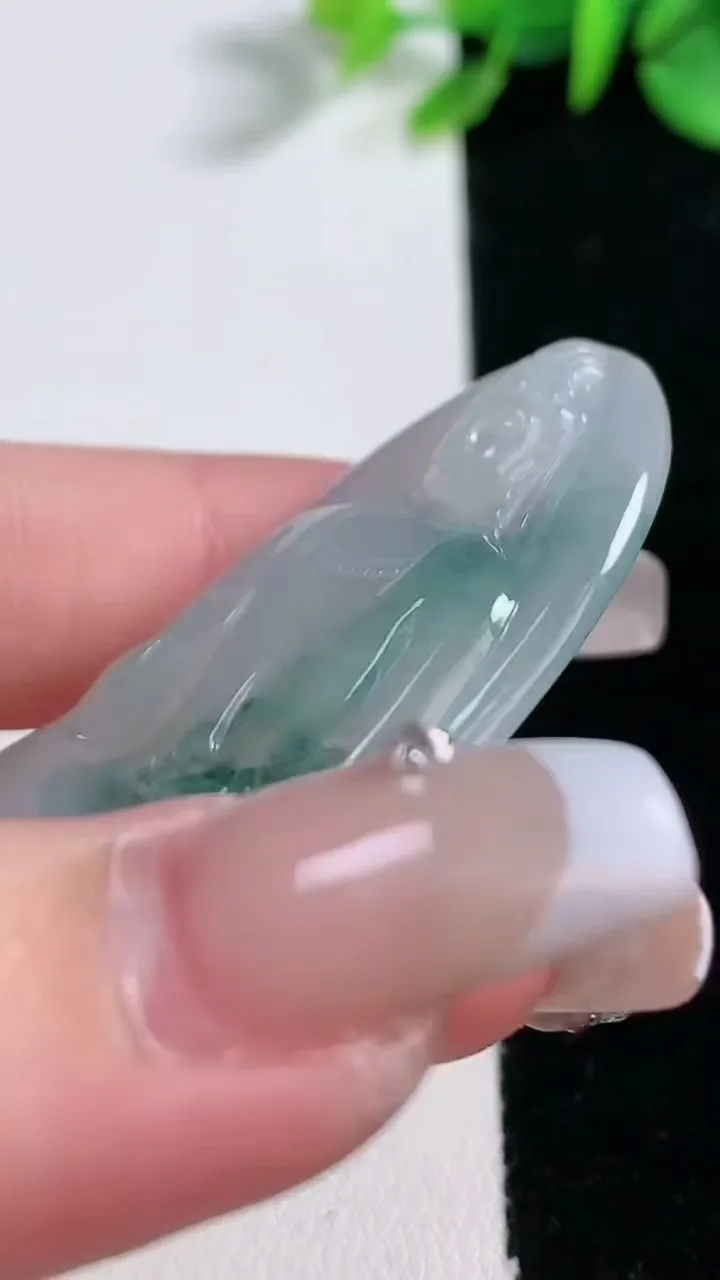 天然A货翡翠冰种飘花素衣观音菩萨吊坠，尺寸48.4-30.6-5.2，重量:13.55g
12月30