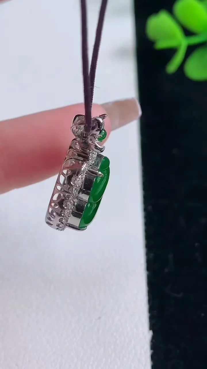 天然A货翡翠葫芦吊坠，尺寸25.5-14.4-7.7，裸石14-11重量:2.86g
12月30日