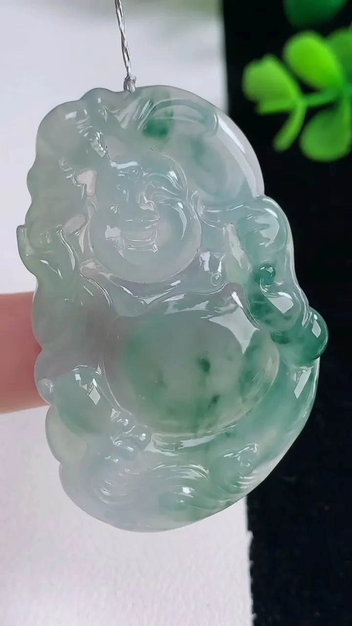 天然A货翡翠种飘花逍遥佛吊坠，尺寸48.8-32.5-5.2，重量:15.63g
12月30日