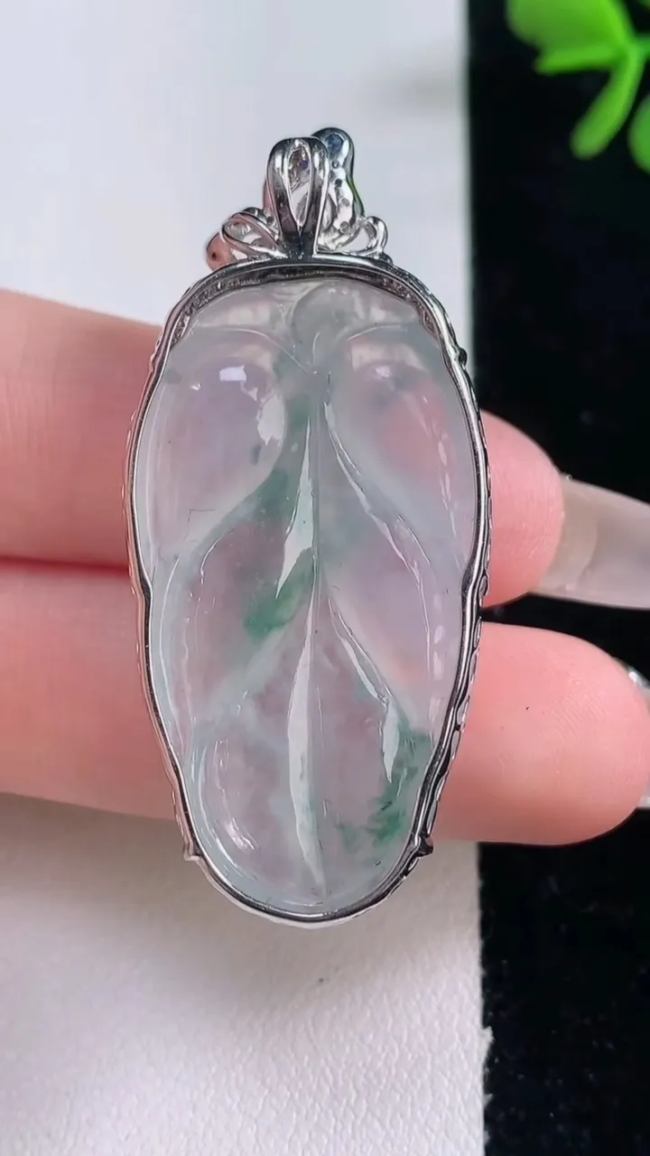 天然A货翡翠种飘花金枝玉叶 叶子吊坠，尺寸46.5-36-21.3-7.2，重量:9.34g
12月30日