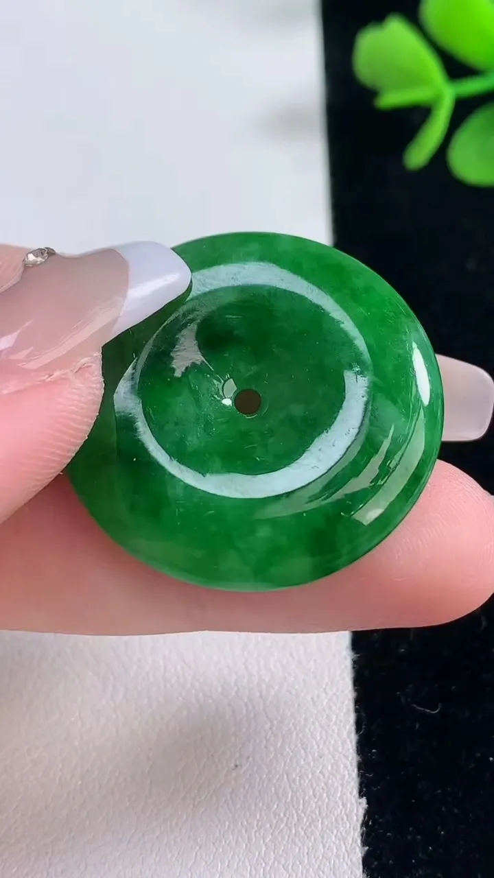 天然A货翡翠平安扣吊坠，尺寸29.3-4.7，重量:8.49g
12月30日