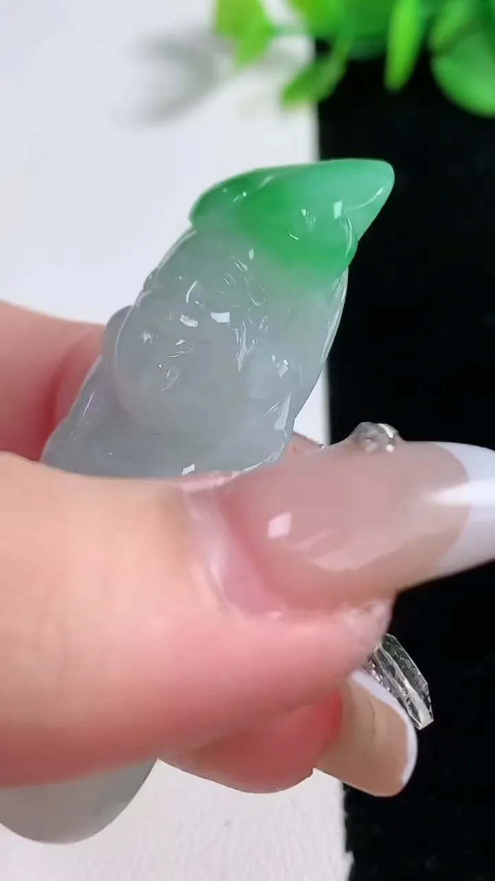 天然A货翡翠逍遥佛公吊坠，尺寸54.6-20.5-9.6，重量:20.00g
12月30日