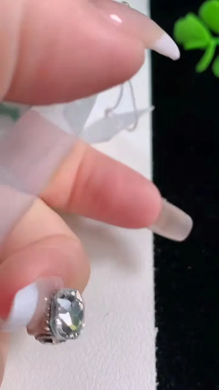 天然A货翡翠冰种飘花生肖兔吊坠，尺寸53.2-43.6-6.5，重量:32.17g
12月30日