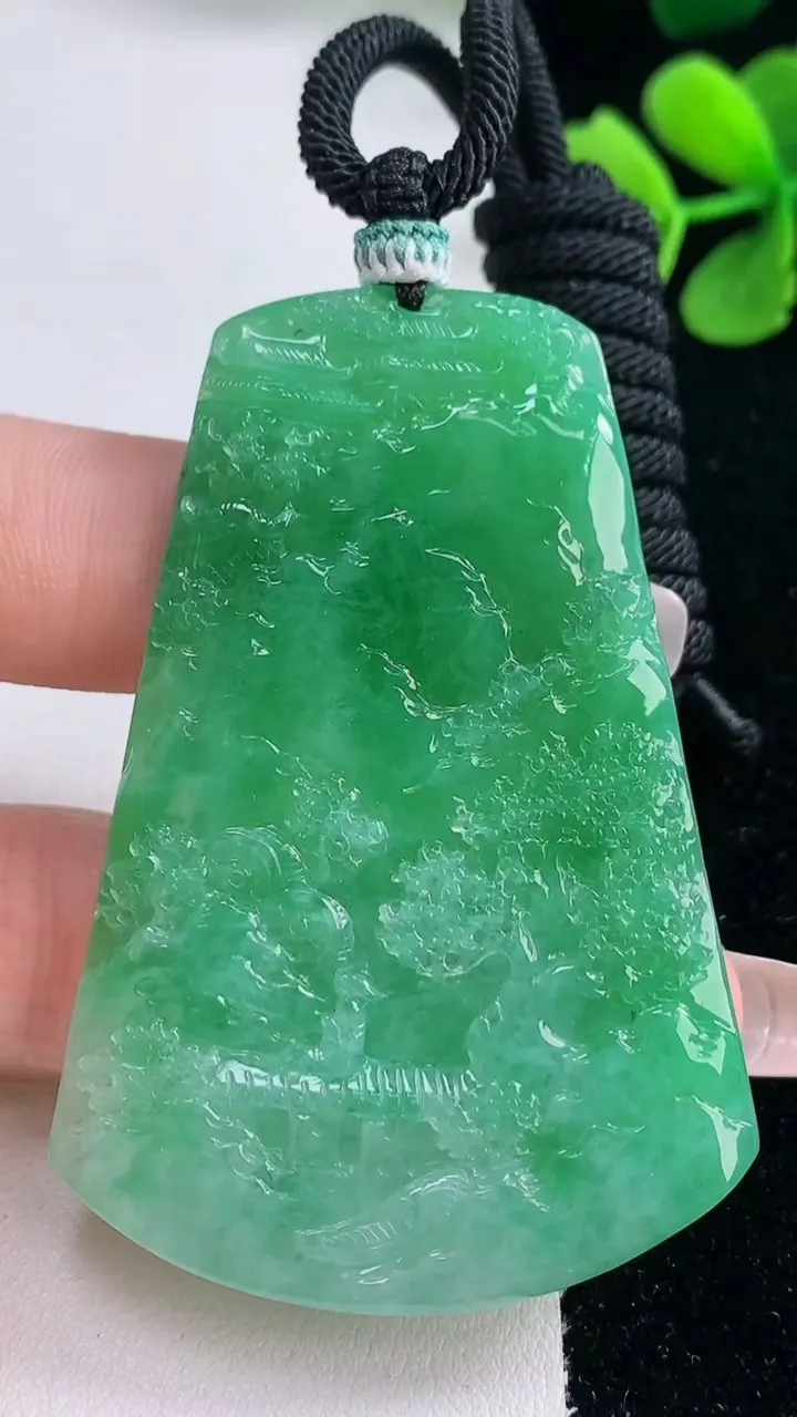天然A货翡翠山水牌吊坠，尺寸59.5-40.2-5.6，重量:32.48g
12月30日